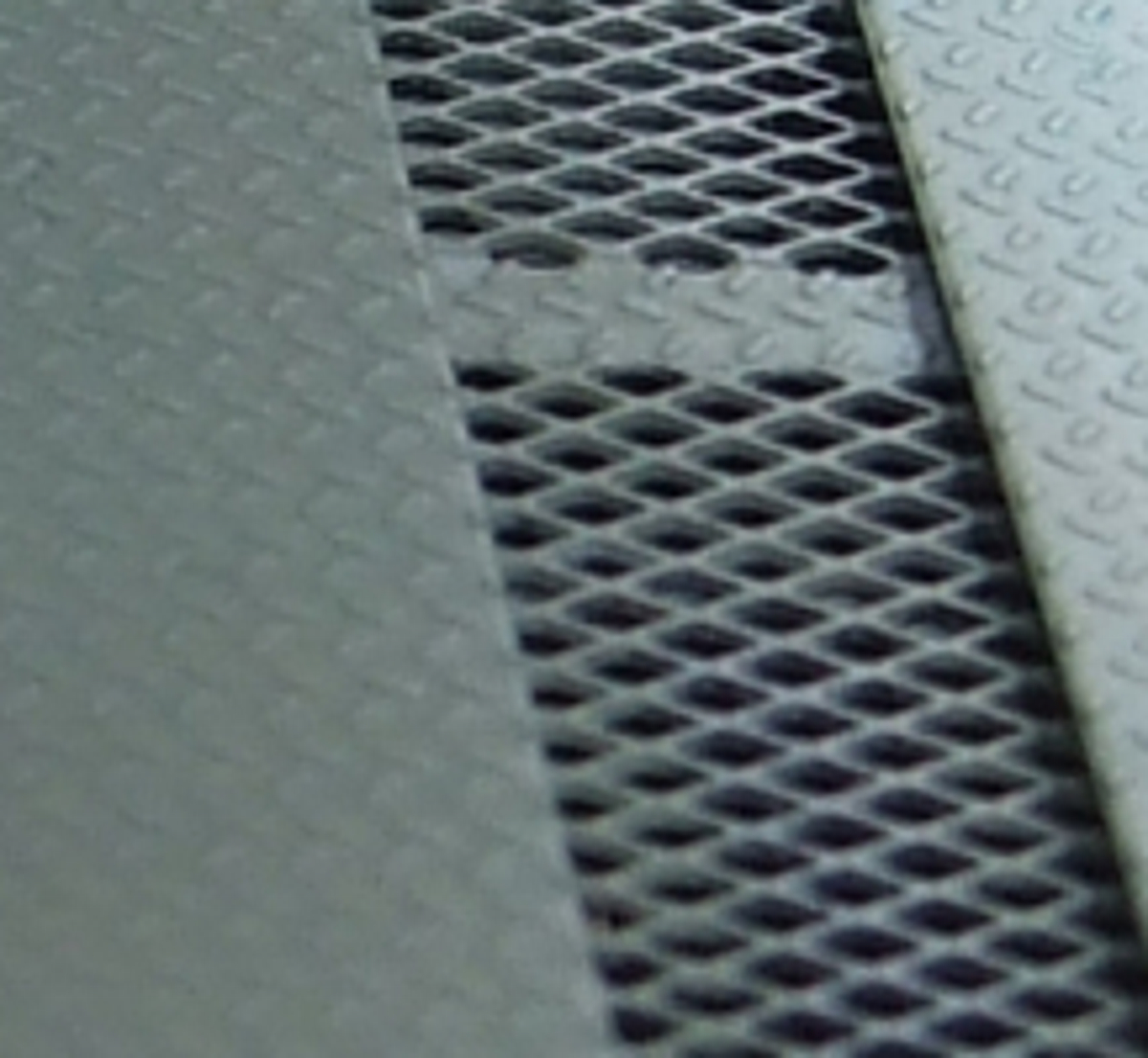 Cartic4 mesh and chequer-plate close up